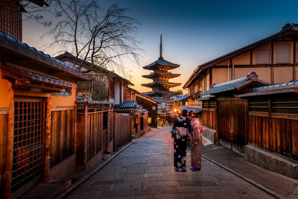 Phố cổ Higashiyama và chùa Yasaka ở Kyoto lúc hoàng hôn
